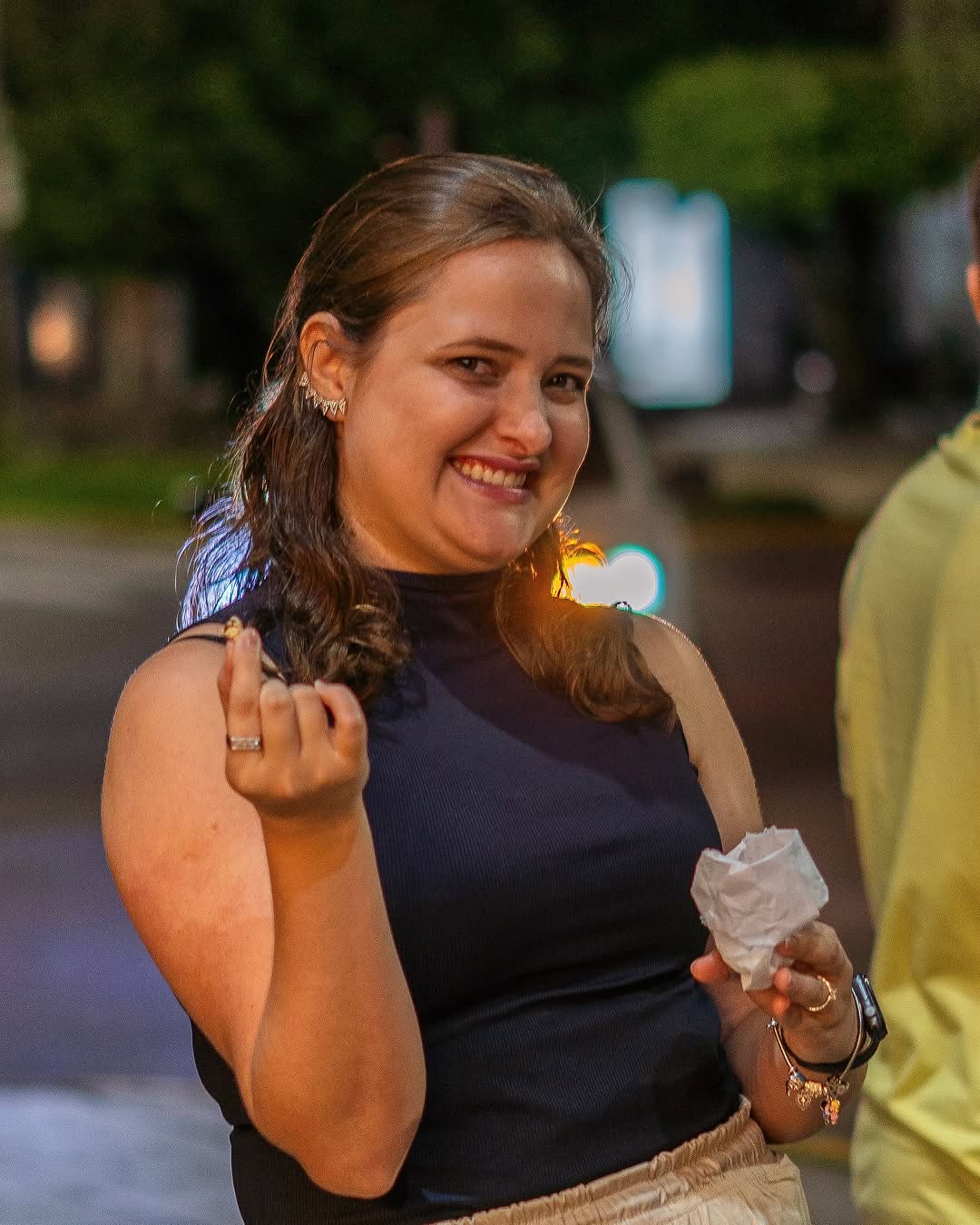 Jovem sorrindo durante evento do Aliança